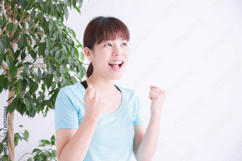 ガッツポーズする女性
ガッツポーズする女性