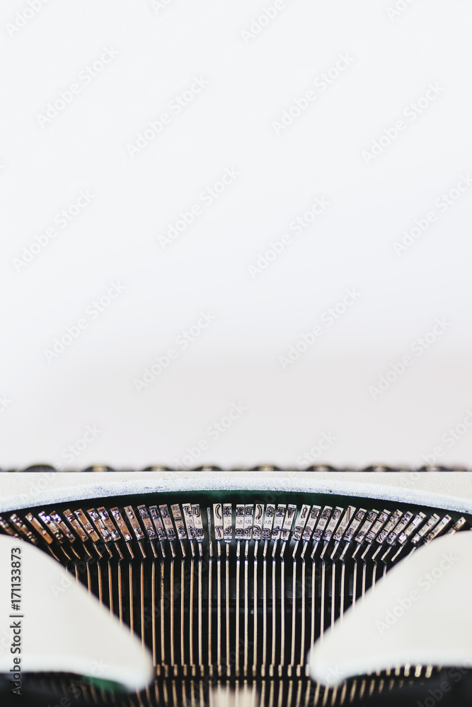 Obraz premium Old typewriter with one missing key