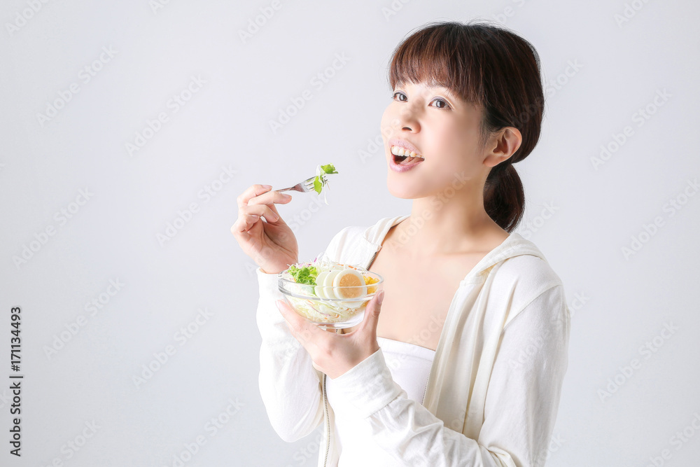 サラダを食べる女性
サラダを食べる女性