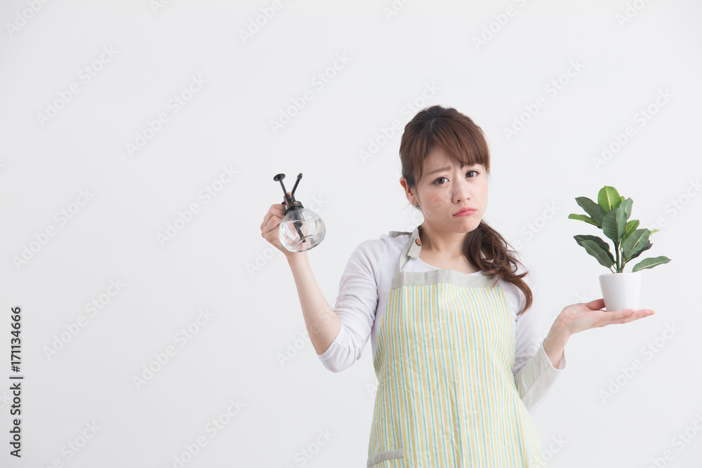 エプロン姿の女性・白バック