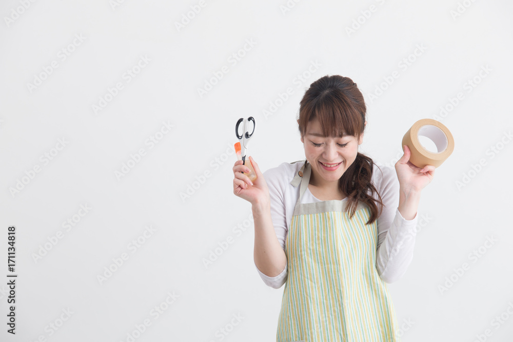 エプロン姿の女性・白バック エプロン姿の女性・白バック