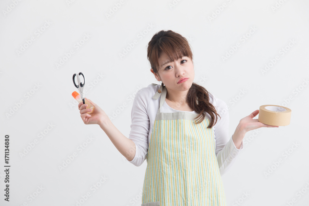 エプロン姿の女性・白バック エプロン姿の女性・白バック