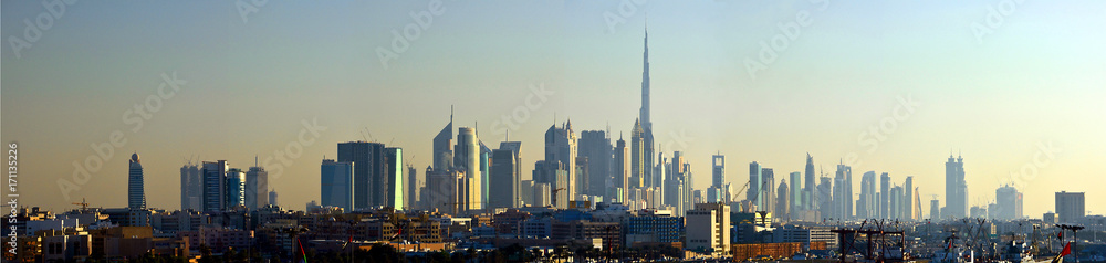 Dubai VAE/UAE Panorama in der Abenddämmerung