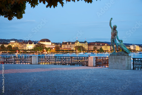 Zürich Twilight Bürkliterrasse Parkanlage Blick auf beleuchtetes Utoquai Skulptur Canymed photo