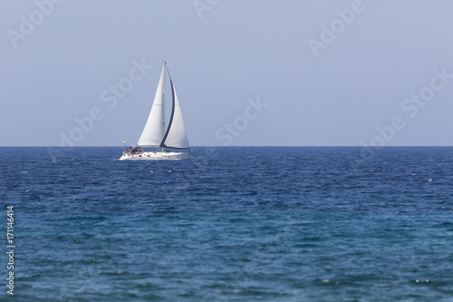 Barca a vela all'orizzonte © BrunoBarillari