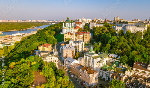 Foto Aerial top view of Saint Andrew's church and Andreevska street from above, citys