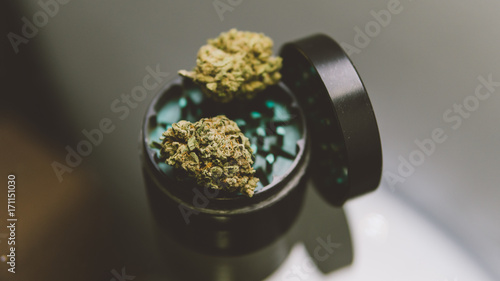 Fotografia Buds of marijuana in the grinder close-up
