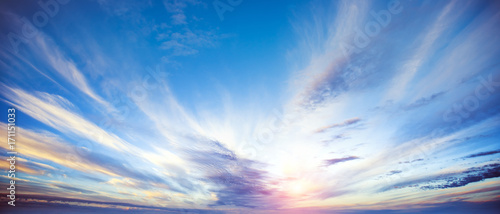 Fototapeta Letnia panorama nieba o wschodzie słońca