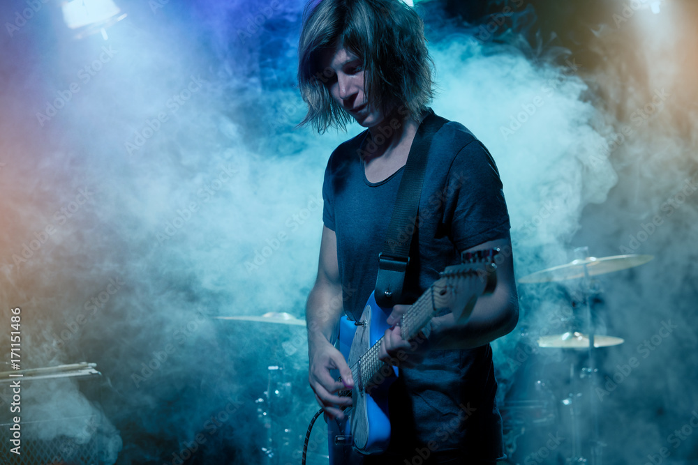 Obraz premium Guitarist plays solo.