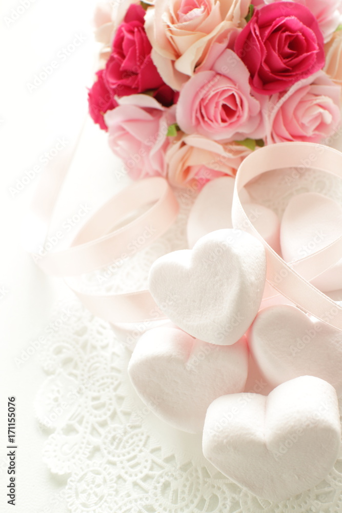 Fototapeta premium heart shaped marshmallow and artificial flower