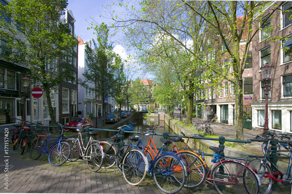Krachten und Gebäude in Amsterdam im Frühling