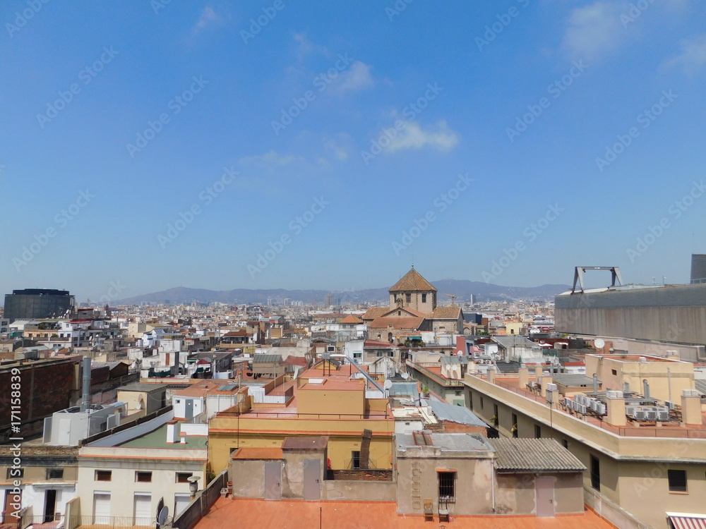 Les toits de la ville de Barcelone par beau-temps