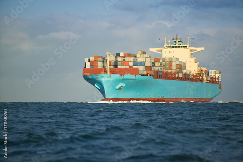 Containerschiff auf Kollisi...