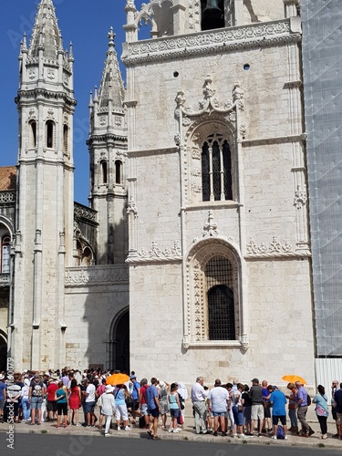 Tourists at Mosteiro dos Jerónimos, Lisbon (Portugalia)
