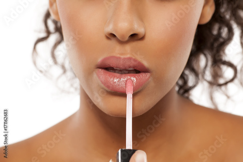 Cuadro en lienzo young beautiful black woman applied lipstick