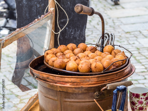 Quarkbällchen frisch auf dem Markt photo