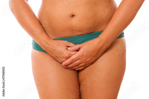 Blasenschwäche, Frau bedeckt mit den Händen den Intimbereich