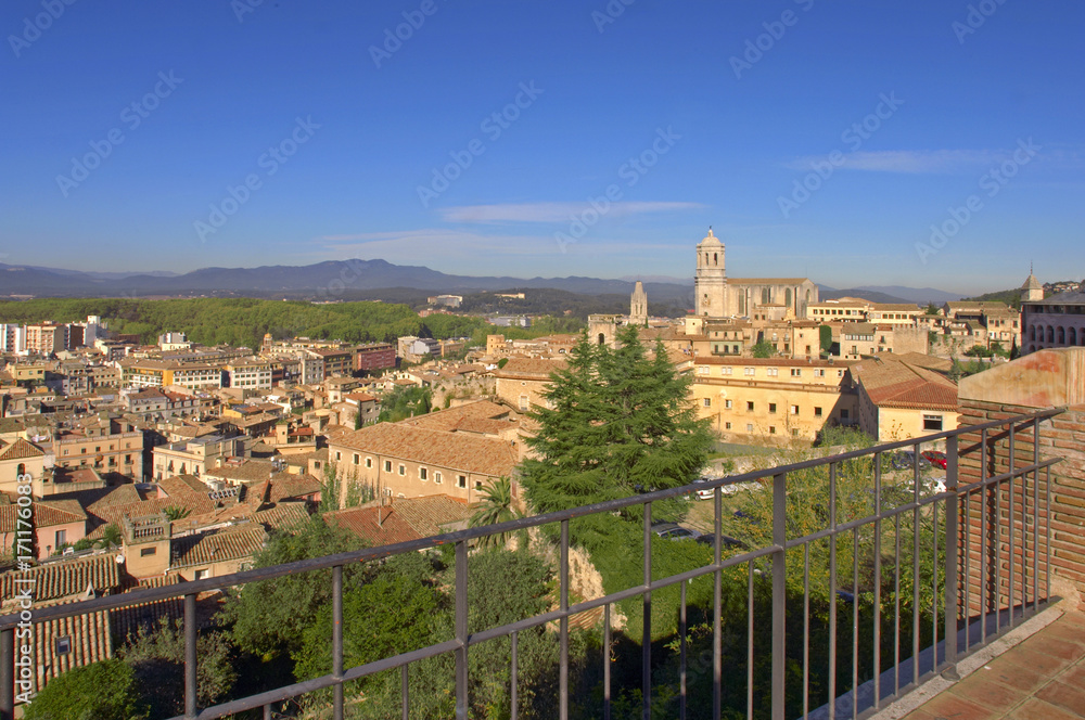 Obraz premium Girona Ciudad vistas de la ciudad y la catedral desde la muralla construida por los romanos y ampliado en la época medieval