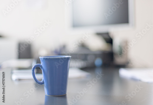 Kafeetasse auf Schreibtisch