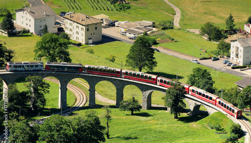 Foto Bernina Express Train at Brusio on the Swiss alps