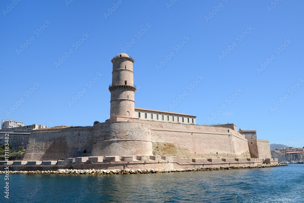 Le fort Saint-Jean de Marseille avec sa tour