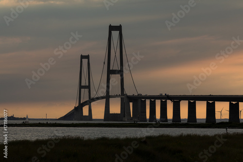 Fototapeta Naklejka Na Ścianę i Meble -  Storebæltsbroen bridge during sunset