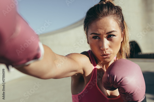 Female boxer practicing boxing outdoors © Jacob Lund