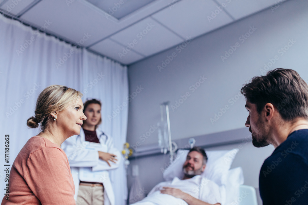 Obraz premium Family visiting hospitalised man