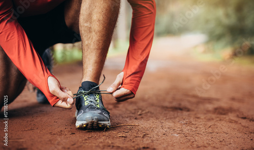 Fotografie Runner tying shoe laces