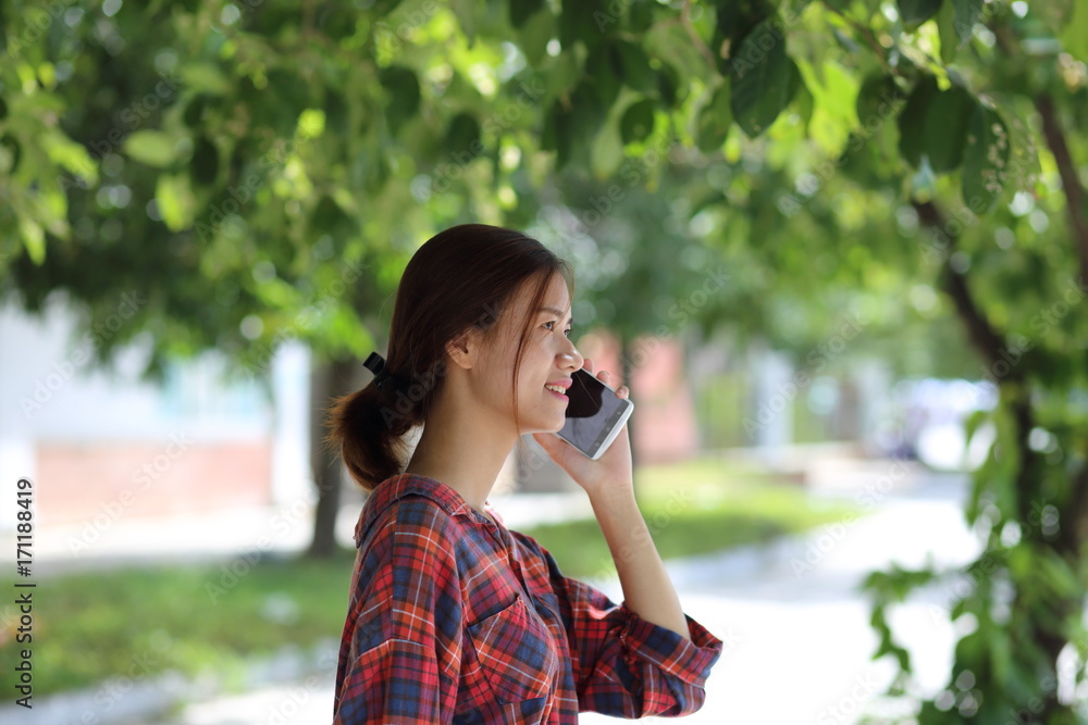 スマートフォンを使う若い女性 スマートフォンを使う若い女性