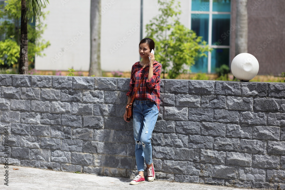 スマートフォンを使う若い女性 スマートフォンを使う若い女性