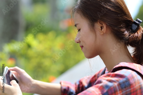 スマートフォンを使う若い女性