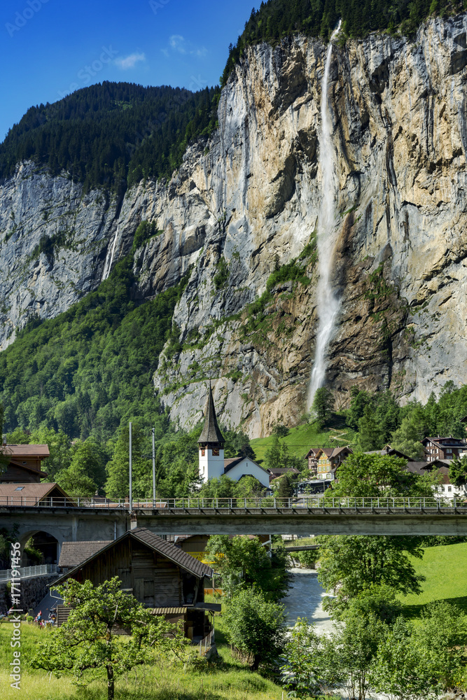 Fototapeta premium Staubbach waterfall in Lauterbrunnen Switzerland