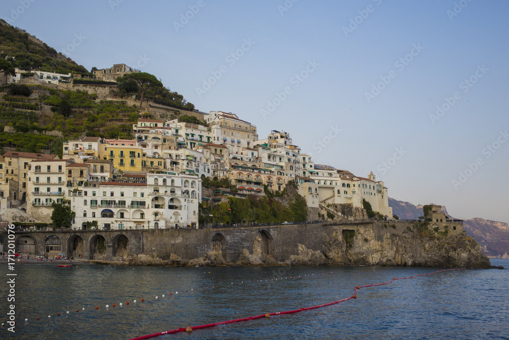 Dettaglio di Positano, in costiera Amalfitana, e delle sue tipiche case colorate che affacciano sul mare. Il piccolo paese è meta di turisti e bagnanti per il suo mare e le sue spiaggie.