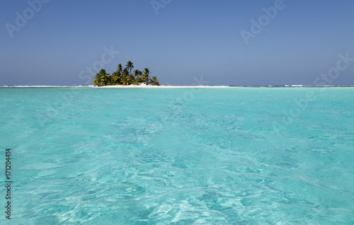Inselparadies mit palmen, strand und türkis grünem Meer in der Südsee © Uwe