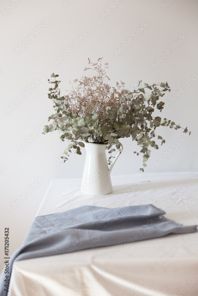 ramo de flores en jarrón blanco de lata sobre mesa blanca con trapo foto de Stock | Adobe Stock ramo de flores en jarrón blanco de lata sobre mesa blanca con trapo foto de Stock | Adobe Stock