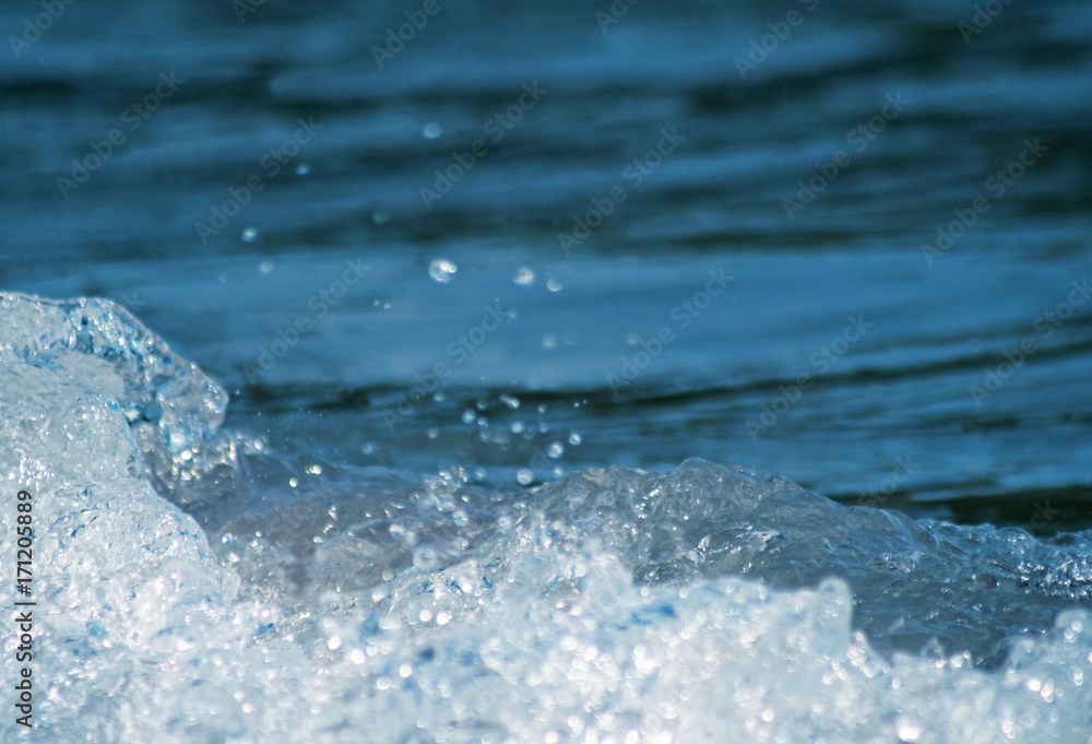 Fototapeta premium Aqua Blue lake waters with wave splash 