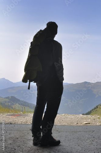 silhouette à contre-jour d'un randonneur en montagne