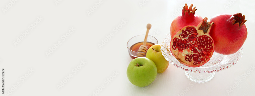 Naklejka premium Rosh hashanah (jewish New Year holiday) concept. Traditional symbols