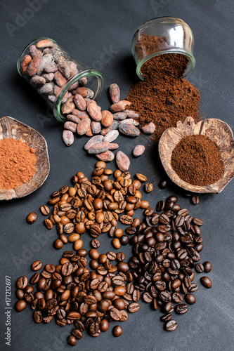 Kaffebohnen und Kakaobohnen auf Tafel  Ansicht von oben