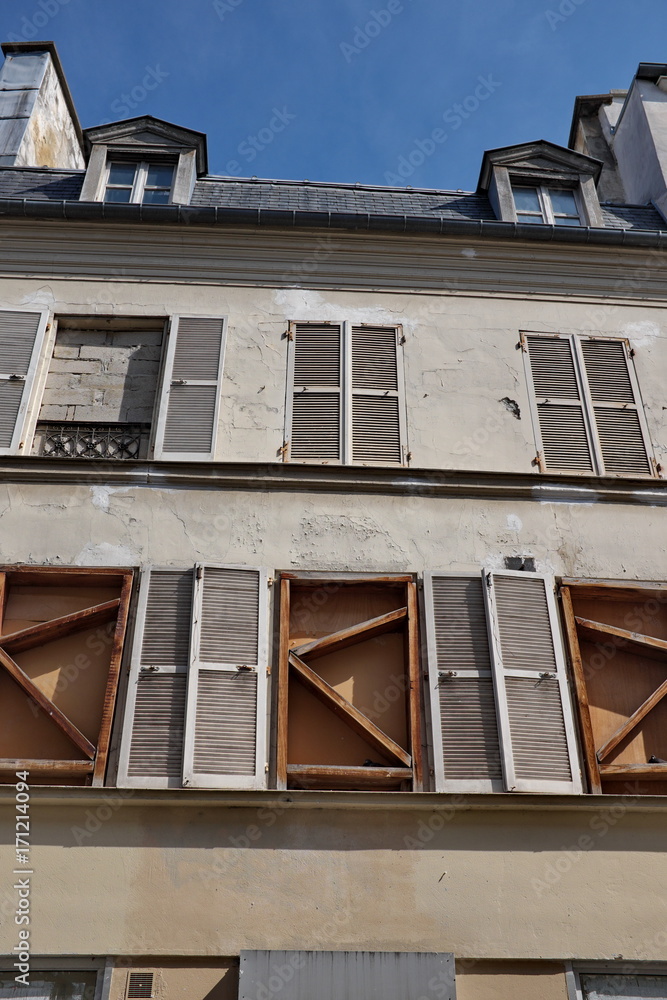 fenêtres murées, maison en cours de démolition
