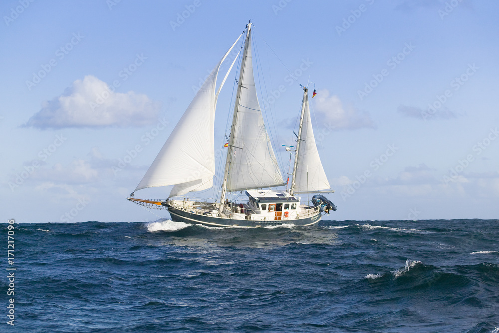 segel yacht in hohem Seegang auf dem Atlantik