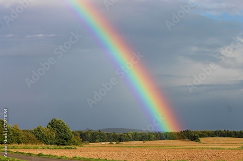 Regenbogen über Feldern