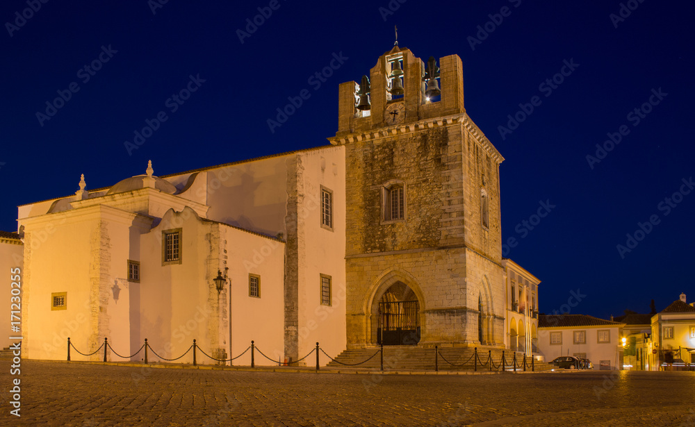 Fototapeta premium S cathedral of Faro Igreja de Santa Maria after sunset, Port