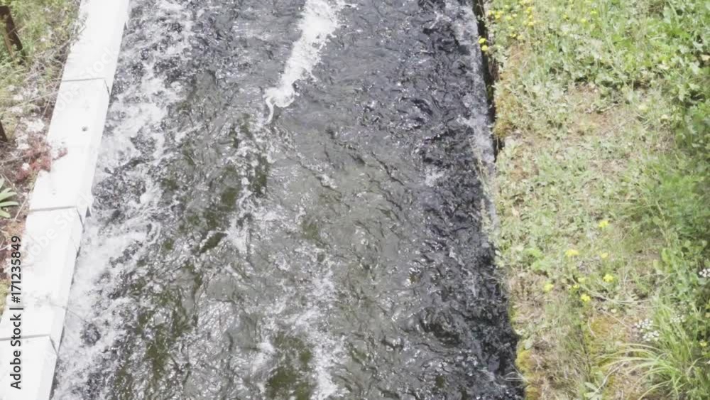 Canal de agua desembocando en embalse Canal de agua desembocando en embalse
