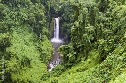 Konstfotografi Piulawasserfall im Dschungel von Samoa