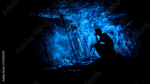 Foto Silhouette of a mysterious witch on the suspension bridge with clouds of smoke around her