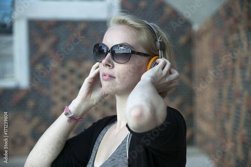 blonde junge Frau hört Musik