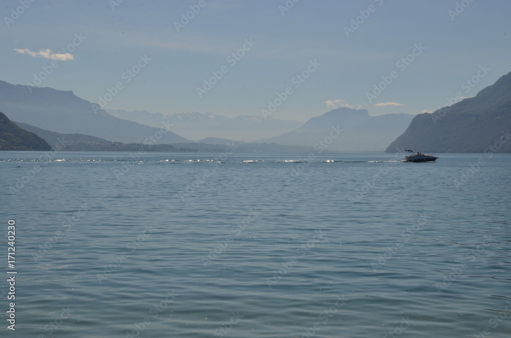 Navigation sur le Lac du Bourget, en Savoie, plus grand lac naturel de France, région Auvergne-Rhône-Alpes