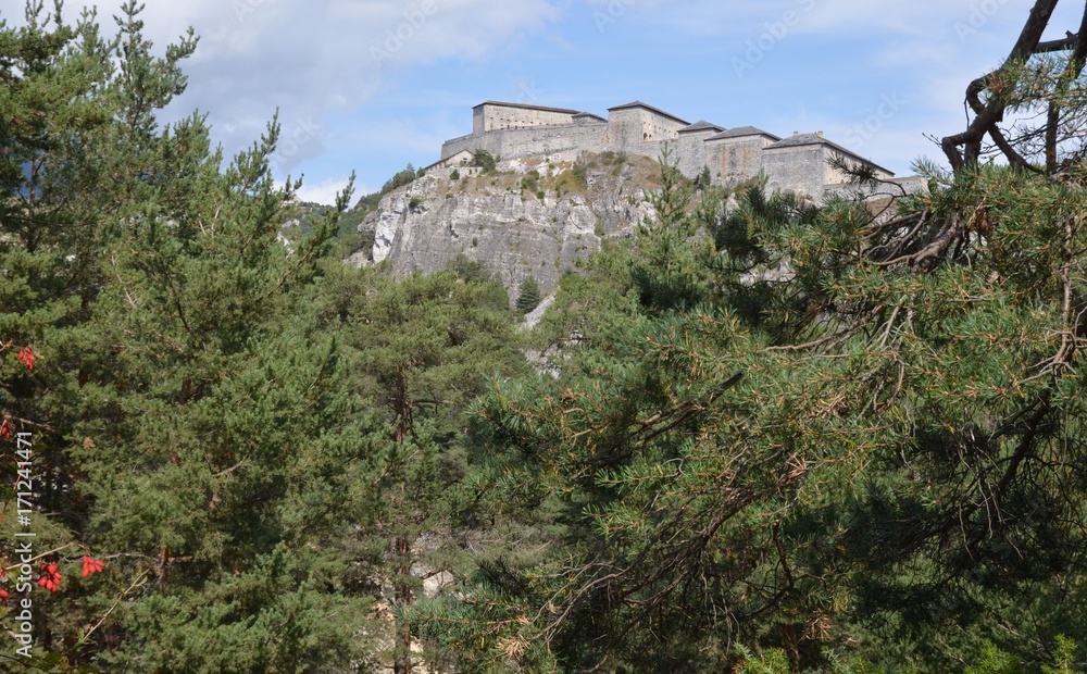 Fototapeta premium Fort Victor Emmanuel formant partie de la barrière de l'Esseillon dans les Alpes. Porte du parc national de la Vanoise
